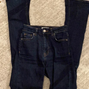 Bootcut jeans Gina - Gina Tricot jeans i mörkblå tvätt i storlek 32, ganska så high waist.
