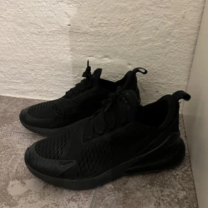 270 skor  - Säljer nu mina 270 skor som köptes i somras, väldigt fint skick, nypris 1800 på Nike hemsidan