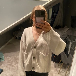 Stickad kofta  - Så fin kofta med knappar💕 perfekt till sommaren, strl xs men är lite oversized (jag bär vanligtvis S) skriv privat för frågor!