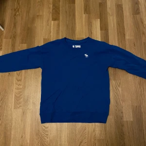 Blå Abercrombie and Fitch Sweatshirt - Bra skick i undantag från Abercrombie lappen. Storlek för 165-175cm. Priset kan förhandlas