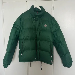 Moncler jacka - Superfin jacka som köpes här på plick i nyskick. Använts en del men fortfarande i fint skick. Den är lite smutsig vid kragen och serien på insidan har lossnat lite i sömmarna men annars inga märkbara defekter. Skriv för frågor/fler bilder.
