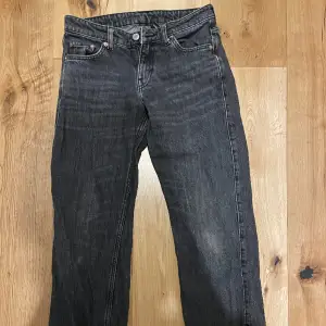 Ett par svarta/mörk gråa arrow lågmidjade jeans från weekday. Storlek 24/32. Dom är straight och ganska stora i storleken 🥰skriv för fler bilder. Köparen står för frakten ❤️