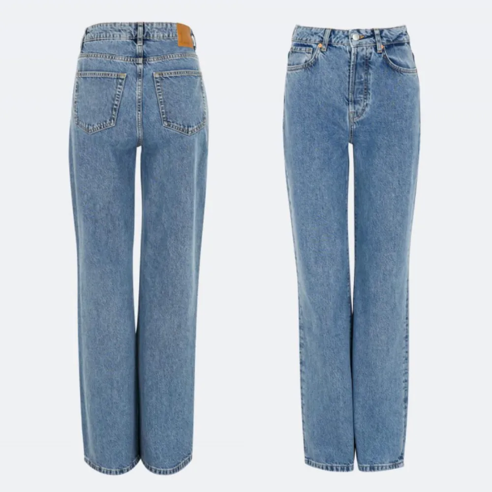 Ljusblå jeans i modellen Regular Wide o strl 27 som klippts för att motsvara längd 30 ❤️‍🔥Midjemåttet är ca 75 cm o innerbenslängden 79 cm. De är i fint begagnat skick och nypris var 599 kr 💌. Jeans & Byxor.