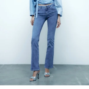 Lågmidjade flare jeans - Supersnygga lågmidjade flare/ bootcut jeans från Zara. Använda någon enstaka gång, passar bra på mig som är 165 Nypris 400 kr