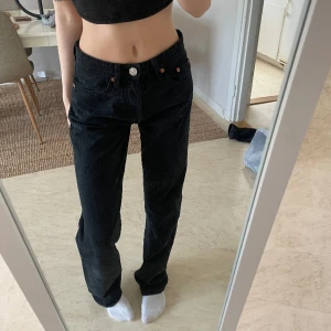 Midwaist Jeans  - Jag säljer dessa Midwaist jeans från Zara i storlek 34. Det är använda men inga defekter eller trasigheter. Det är köpta för 300-400 tror jag men jag säljer för 130kr.
