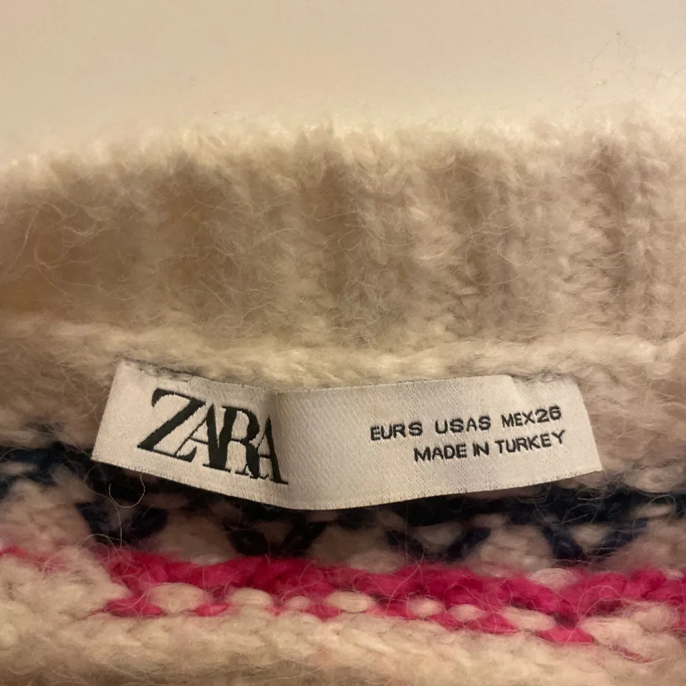 Fin färgglad stickad tröja från Zara. Använd en gång.. Tröjor & Koftor.