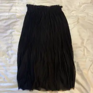 Jättefin svart kjol från Reserved. Köpte den utomlands för några år sen och har ej använt den alls, samt den är förliten för mig nu. Aldrig använd prislappen är kvar. Strl xs