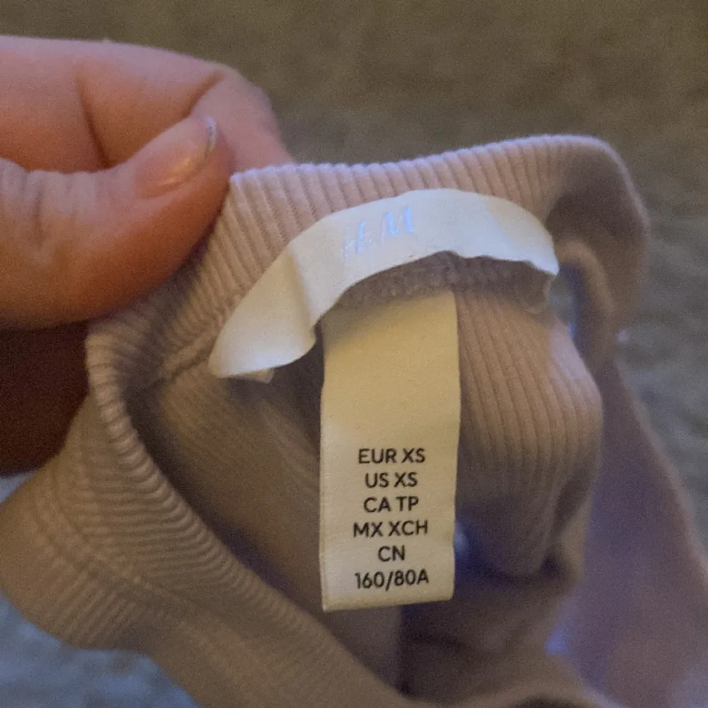 Super snyggt linne från h&m storleken är XS jag andvänder inte den längre men annars är den super snygg🩷. Toppar.