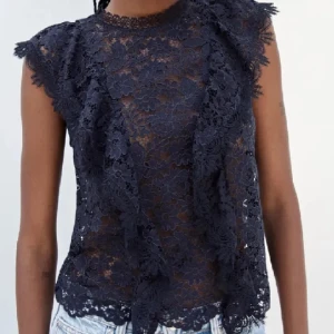 Zara blus marinblå - Säljer min blus för att får ingen användning för den. Få gånger använd och den är helt slutsåld. Kom privat för intresse eller frågor🤗🤍