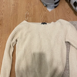 Beiga tröja - Stickad tröja från boohoo, knappt använd. Storlek xs 
