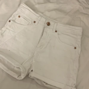 Jeans shorts  - Säljer mina shorts från hm då de inte passar längre. Det är en liten fläck på vänsterbakficka som man ser på bilden därför säljer jag billigt 🙌🏼🙌🏼