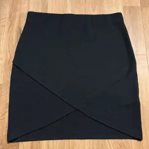 Superfin tight svart fest kjol med unik detalj längst fram 💋 från ginatricot men säljs inte längre, nypris var 259 kronor, Framsidan gör den så unik och är lätt att matcha tröjor till. Perfekt till fest! 🥂