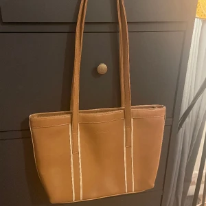 Snygg beige väska  - Säljer denna väska då den inte kommer tillanvändning Den är i bra skick 