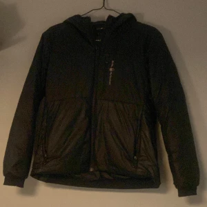 Sail racing vind jacka - Storlek 160, har ett litet hål vid luvan men inget man tänker på, tål regn och vind bra. Nypris: 1800