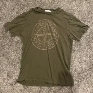 Stone Island T-shirt, trycket på framsidan, knappt använd. 