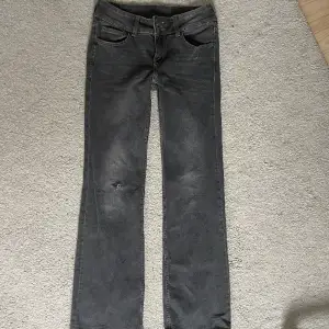 Low waist jeans som är helt slutsålda! Litet hål vid knät och slitna längs ner då de är lite för långa för mig. Skriv om ni undrar nått💕💕
