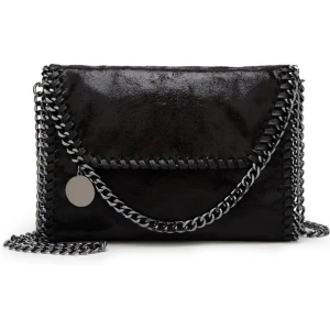 Svart kedjeväska - Jag säljer den här svarta snygga kedjeväskan då den inte längre kommer till användning🥰 Liknar väskan från scorett, men är köpt på amazon💗väskan är i bra skick! Nypris 299, jag säljer för 100kr + frakt💕