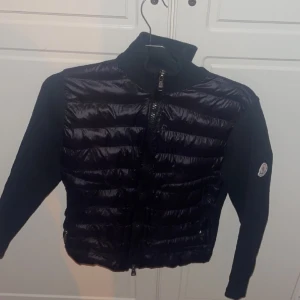 Moncler cardigan  - Använd ca 2-3 gånger helt fläckfri finns att hämta i Gbg.
