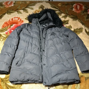 Kings Will dream jacka - En jättefin kings will dream jacka med svart päls i bra skick i storlek S men passar lätt M eller L säljer då jag vill köpa något annat Vid frågor och funderingar tveka inte att skriva!! OBS priset är inte hugget i sten