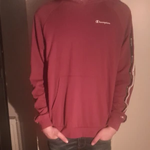 Röd champion hoodie - Inga defekter , är storlek xxl i junior sizes så passar bäst 174-179 . Själv är jag 172
