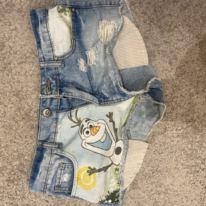 Jeans shorts  - Super fina Olof/disney shorts! 💗 Är tyvär försmå för mig och därför jag säljer 💘 Köpta på Disney land 💕⛄️ Finns inga tecken på användning. Pris går att diskutera 