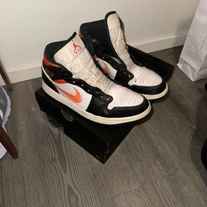 Jordan mid 1 - slitna jordans som fortfarande har mycket att ge. Säljer då jag inte använder dem. allt og tillkommer.  pris är inte hugget i sten