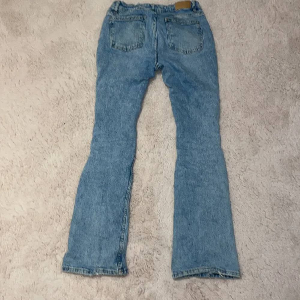 Low waist boocut jeans i storlek 164 från Gina tricot i färg ljus blå i bra skick . Jeans & Byxor.
