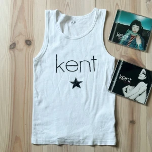 Kent linne⭐️ - Handmålad topp / babytee, med kent motiv🖤Färgen går att tvätta i tvättmaskin! (Cd är inte inkluderat)   Jag gör gärna fler, med även andra motiv om folk skulle vilja🫶