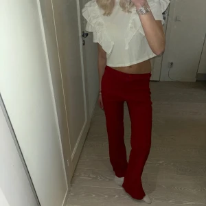Röda kostymbyxor  - Så sjukt coola byxor med ”sömmar” som syns bäst på andra bilden❤️ de är från veromoda men väldigt gamla, dock sparsamt använda😍 midjemått 34 men passar större då de är stretchiga, innerbenslängd 83, jag är 175