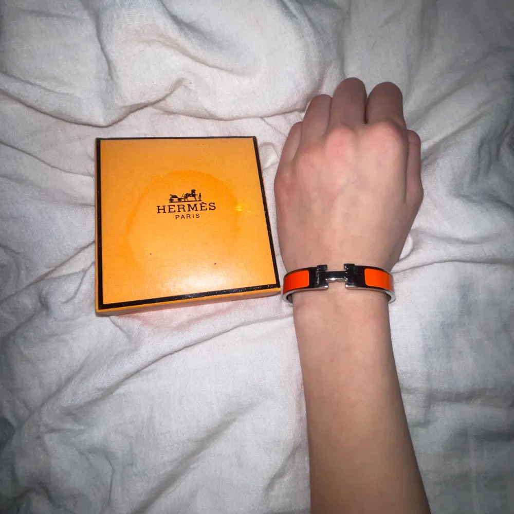 Hermes armband, köpt för 6 månader sedan för 7000kr. Säljer endast för 3800kr! . Accessoarer.