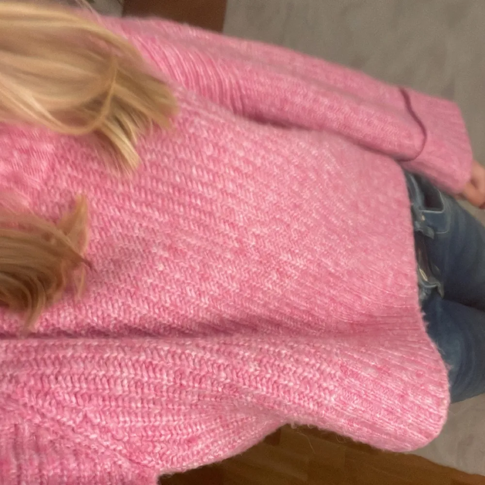 Säljer nu min fina rosa stickade tröja från Gina då den inte kommer till användning länge❤️ är i super bra kvalitet och super mjukt material 💗⭐️pris är diskuterbart 🥰. Tröjor & Koftor.