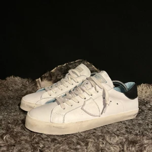 Philippe Model - Tjena, vi säljer ett par helt nya Philippe Model skor, storlek 40 men dom sitter ofta 0,5 storlek stort. Vid frågor och funderingar hör bara av er. Mvh West supply 