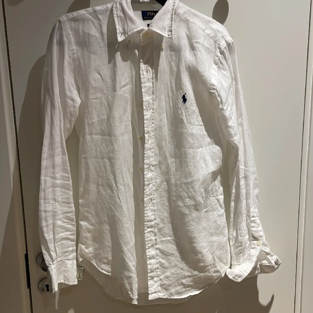 Säljer linneskjorta från Ralph lauren pga för liten. Köpt för ca 1700kr.  Storlek XS men sitter mer som Small. Endast använd fåtal gånger i somras och är i nyskick. Pris kan diskuteras . Skjortor.