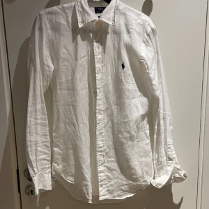 Polo Ralph lauren linneskjorta - Säljer linneskjorta från Ralph lauren pga för liten. Köpt för ca 1700kr.  Storlek XS men sitter mer som Small. Endast använd fåtal gånger i somras och är i nyskick. Pris kan diskuteras 