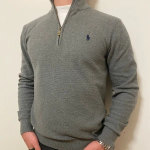 Ralph Lauren Half Zipup - Nyt Ralph Lauren zip up. Pasaar L och XL, jag är 180cm 80kg och den sitter perfekt 👍 Mer som den har på mitt profil 💯