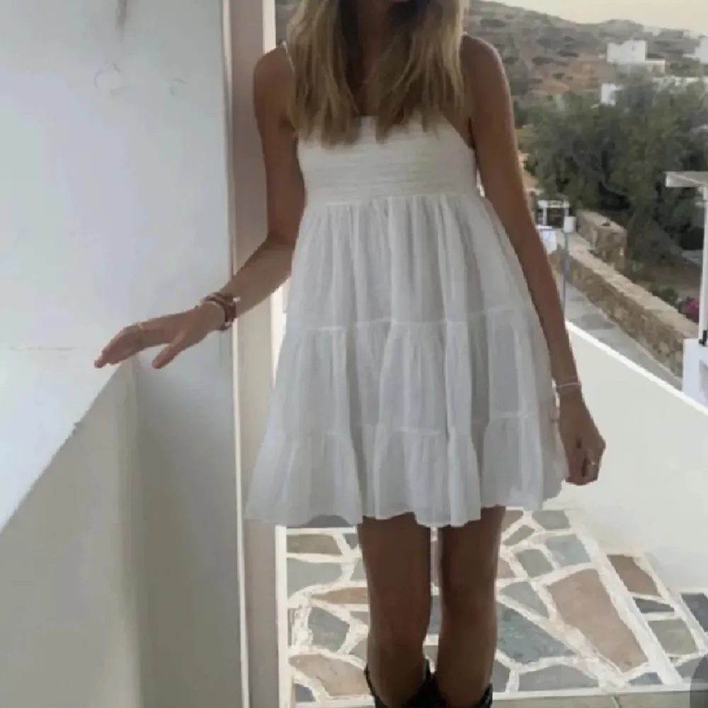 Så snygg o populär vit klänning från Zara!. Klänningar.