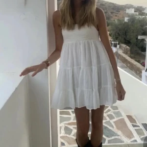 Zara klänning - Så snygg o populär vit klänning från Zara!