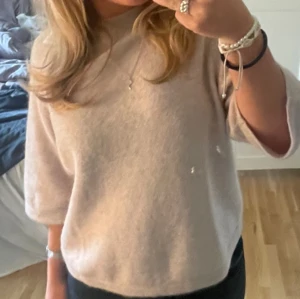 Stickad T-shirt &otherstories - Säljer min stickade tröja/tshirt från &other stories då den inte kommer till användning! Knappt använd, i super skick!  Köpt för 690kr säljer för 500! Många som vill köpa för ungefär 350 men kommer inte att sälja lägre än 450kr!!😊