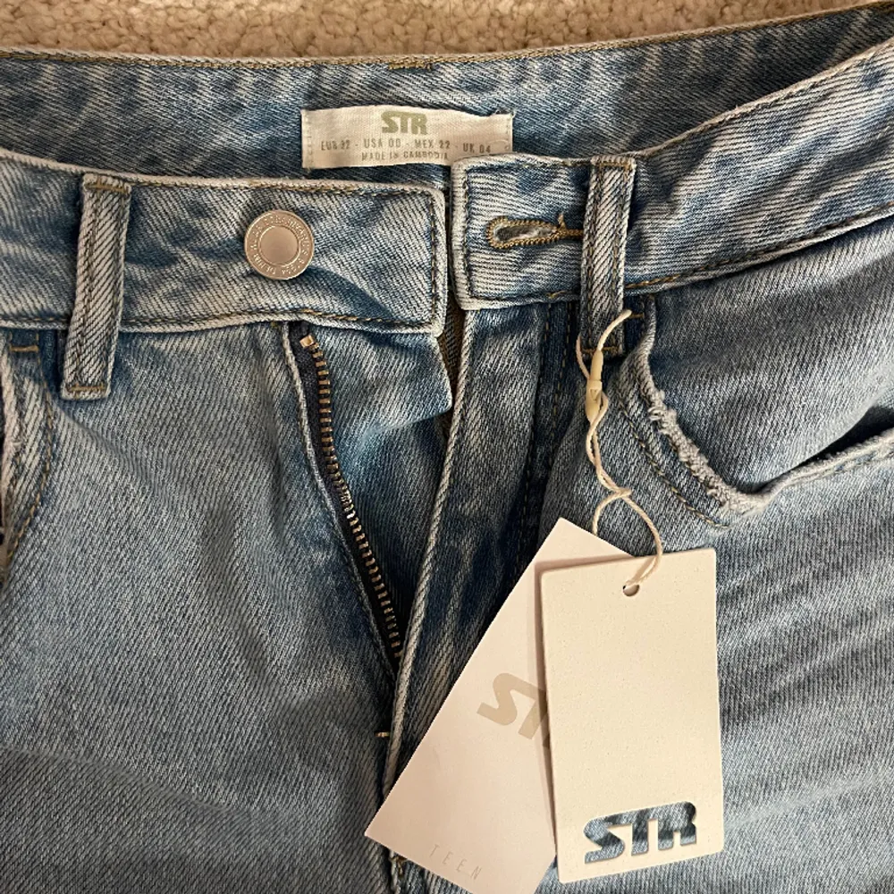 Helt oanvända jeans från stradivarius❣️ Höga i midjan och i storlek 32. Nypris: 379kr . Jeans & Byxor.