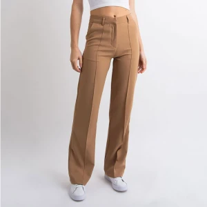 Beige kostymbyxa madlady - Säljer dessa beiga kostymbyxor från madlady då dom aldrig riktigt kommit till användning. Storlek 34 och längd 32. Passar mig som vanligtvis har 34.  Orginalpris 599kr Köparen står för frakten🩷 