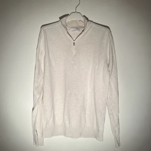 Halfzip - En väldigt fin halfzip från märket selected homme. Sparsamt använd och väldigt få tecken på användning. Storlek S. Skriv vid funderingar eller efterfrågan på fler bilder!