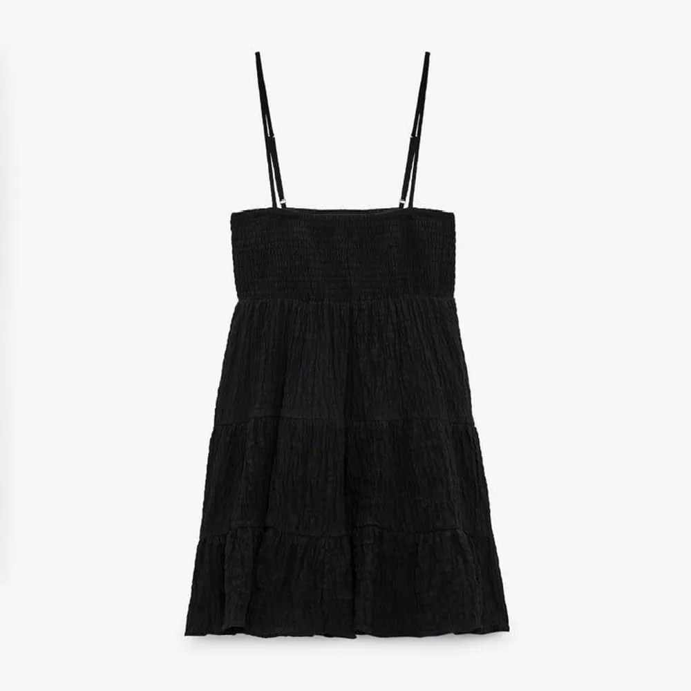 Säljer nu min svarta klänning från Zara med justerbara band. I nyskick utan defekter! Den är i Stl. S men passar även XS. Perfekt till sommaren ☀️. Klänningar.