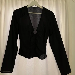 Topp - Svart topp från Gina Tricot i storlek S, använd en gång 🩷