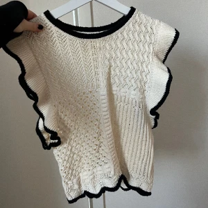 Topp, stickad/ virkad - Virkad topp Knappt använd  Toppskick