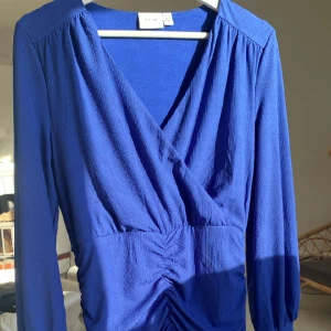 Klänning - Superfin klänning från Vila!🙏Söljer den då den inte kommer till användning men sitter välldigt fint.