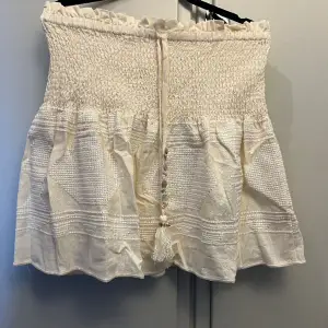 Fin beige kjol från zara, köpte den i Stockholm i somras men passade ej när ja kom hem o kunde inte returnera. Den är i helt nyskick med prislappen kvar i strl 38/M   Tryck gärna på köp nu 💘