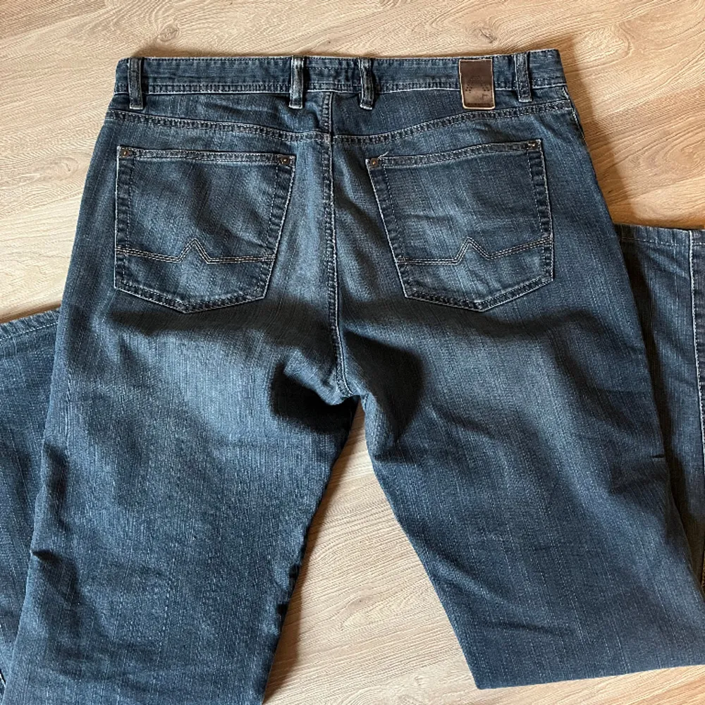 Hej! Säljer nu dessa jeansen i modern fit. Modellen heter T400 Denim. Hör av dig vid intresse!:). Jeans & Byxor.