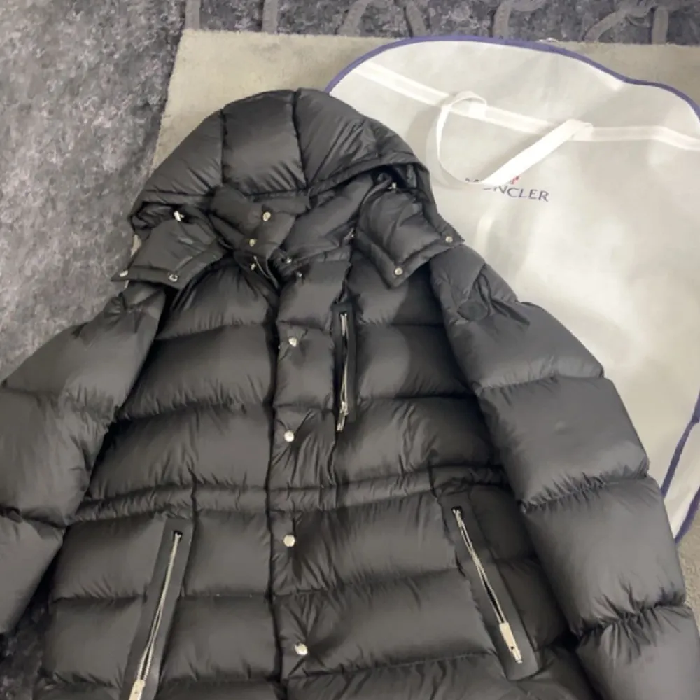 Äkta Baugers jacka från Moncler till salu, aldrig använd (endast testad). Kvitto finns ej men går att bevisa äkthet. Nypris är 21600 kr, men pris kan diskuteras! . Jackor.