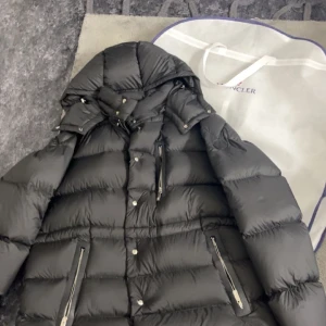 Moncler Bauges Jacket  - Äkta Baugers jacka från Moncler till salu, aldrig använd (endast testad). Kvitto finns ej men går att bevisa äkthet. Nypris är 21600 kr, men pris kan diskuteras! 