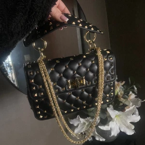 Valentino väska - Superfin Valentino rockstud, aldrig använd så den är i toppskick👌inte äkta, men gjord i äkta skinn och är i superkvalité. fler bilder kan såklart skickas. Vid fler intresserade blir det budgivning 🤗